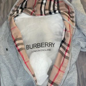 Burberry hoodie - Tjabba! Säljer min snygga Burberry Hoodie då jag tröttnat på den. inte några alls deffekter! Man får med påse, tags och en vara i toppenskick. Om man har frågor så är det bara o skriva i dm, pris kan sänkas vid snabb affär! Köpt på plick🙌