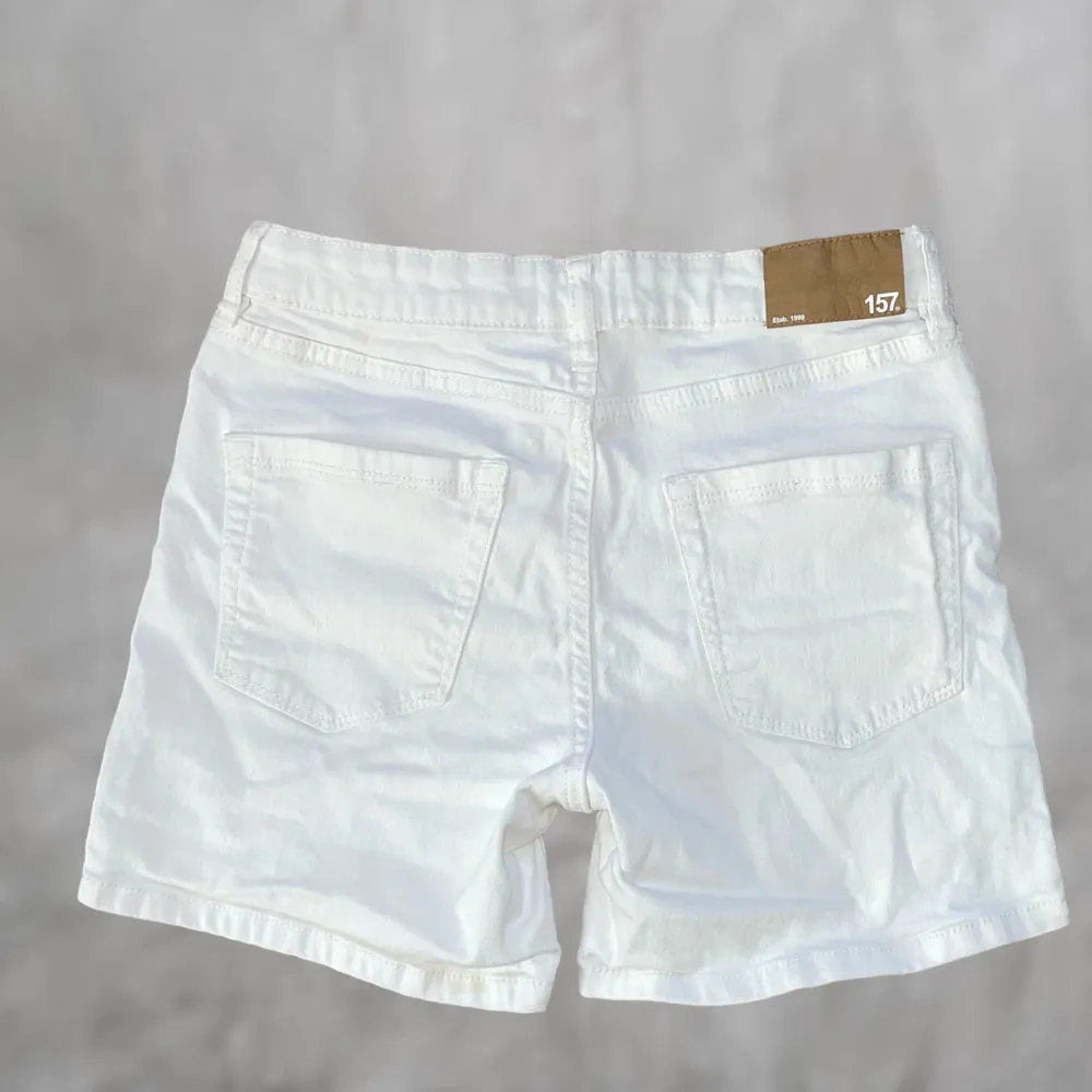 Midrise vita jeanshorts från lager 157, strl XS. Shorts.