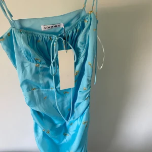 Adoore klänning - Säljer denna underbart fina klänningen från adoore då den tyvärr inte passar mig, perfekt till midsommar eller skolavslutning💞Den är helt oanvänd och har prislapp kvar, köparen står för frakt, pris kan diskuteras🥰