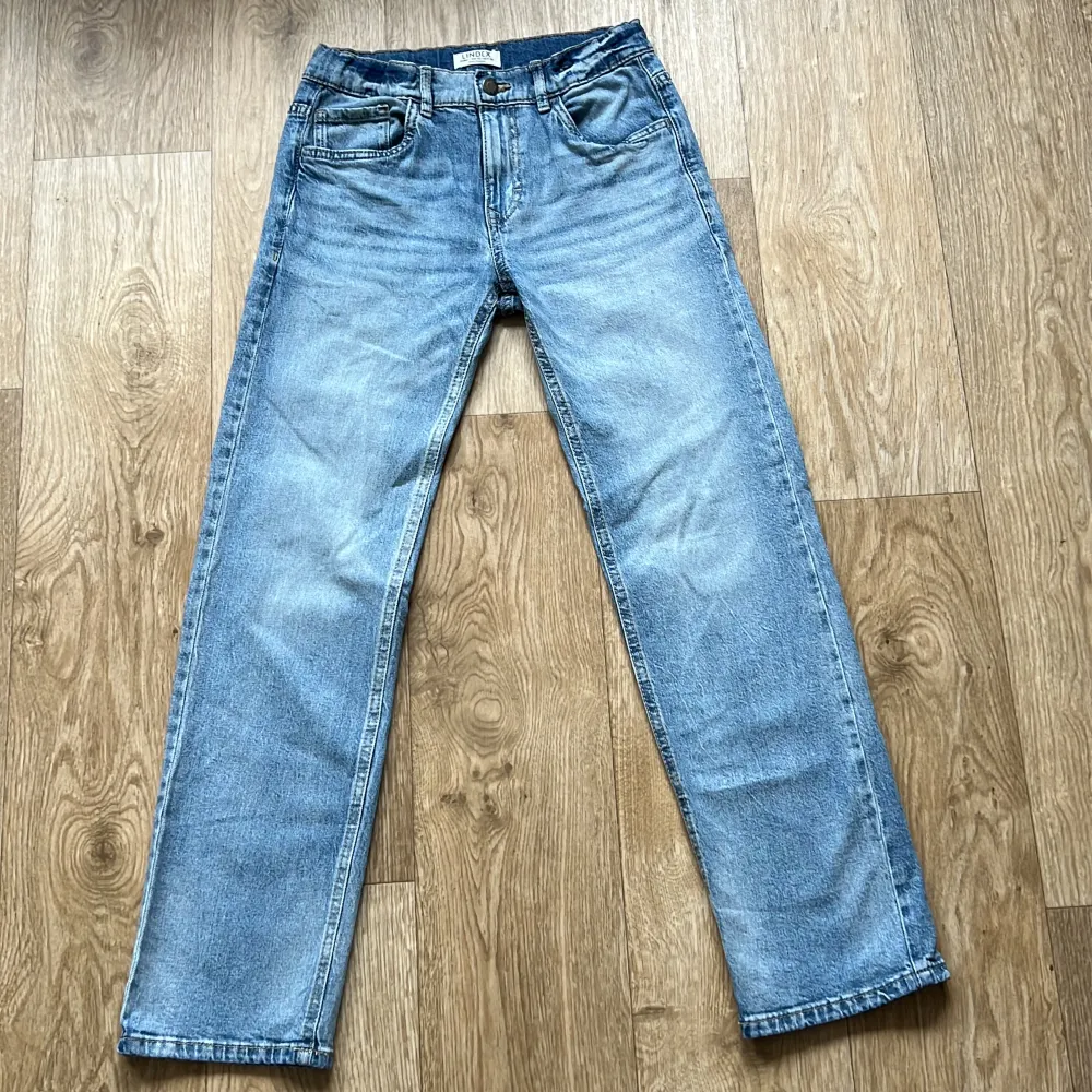 Ett par jättesnygga ljusblåa jeans från Lindex i riktigt bra skick. Storleken är 152. Jeans & Byxor.