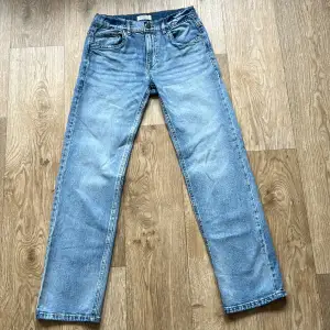 Ett par jättesnygga ljusblåa jeans från Lindex i riktigt bra skick. Storleken är 152