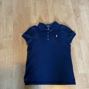 Blå piké  - Bra sick inte smutsig. Ny pris 1000.  Liten i storleken. 