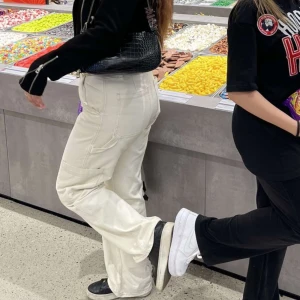 cargo jeans - Säljer mina sååå sjuk snygg byxor där dom inte kommer längre till användning har bara tagit på mig dom några gånger annars är dom helt nya från Hm perfekt till sommar ❤️