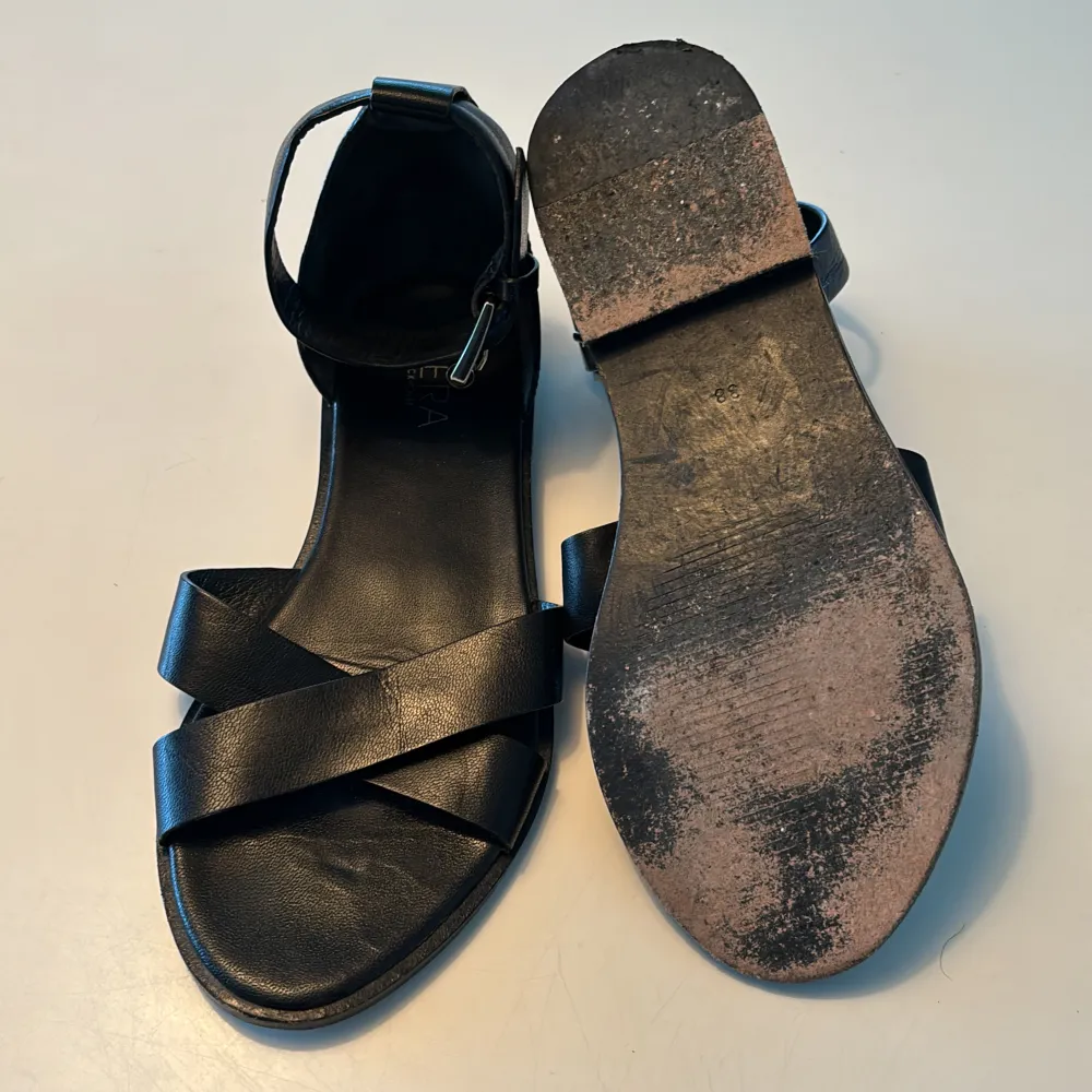 Fina sandaler från Wera. Inte använda så mycket men ser slitna ut under. Lite slitet på ovansidan, syns inte när man har på sig dem. . Skor.