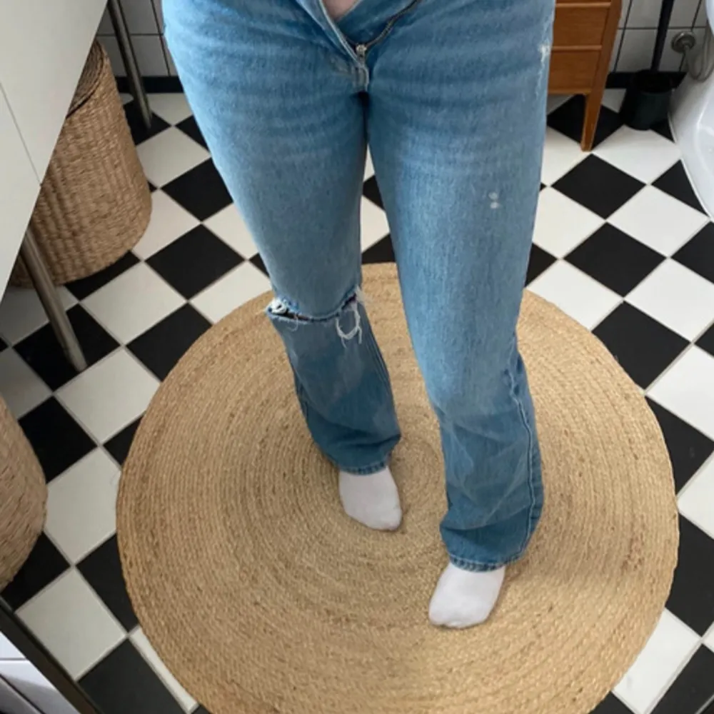 Full length flared jeans från Gina Tricot Endast använda några gånger därav inga defekter. 32-33cm rakt över i midjan och innerbenslängden är 84cm.  Passar mig i längden, är 172 cm lång💕 Skriv privat vid frågor, funderingar eller intresse 😊. Jeans & Byxor.