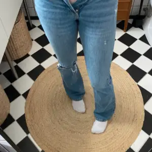 Full length flared jeans från Gina Tricot Endast använda några gånger därav inga defekter. 32-33cm rakt över i midjan och innerbenslängden är 84cm.  Passar mig i längden, är 172 cm lång💕 Skriv privat vid frågor, funderingar eller intresse 😊