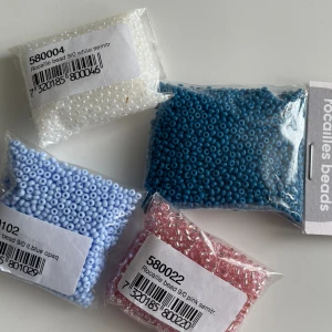 Små pärlor  - Säljer dessa 4 färgerna från panduro. En är helt oöppnad de andra är öppnade men använda till en ring! I en förpackning finns ung 1300 st. Kontakta om du vill ha en!😊