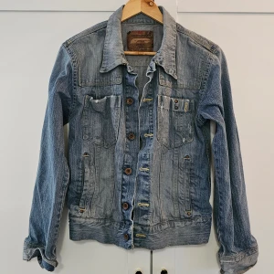 Jeansjacka Vintage 90-tal  - En äkta 90-tals jeansjacka från Jack & Jones från slutet av 90-talet. 