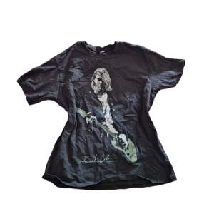 En superfin Kurt Cobain t-shirt köpt ifrån h&m rätt så nyligen, använd ungefär 2 gånger så den är nästan som ny! Köpt för 249 kr 🫶🏼