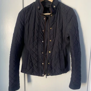 Zara Woman jacka - Säljer en quiltad marin blå jacka från Zara Woman i st XS som är i gott skick.