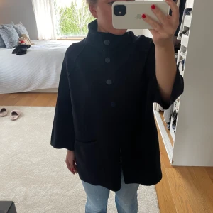 Blå kappa med trekvarts ärmar - Säljer denna helt oanvända jackan med trekvartsärmar, aldrig använd köpt för ett år sedan. Säljer för att den är lite för lång för mig, är 157. Köpt för 400kr cirka. Onesize. 