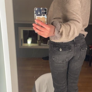 Jeans med detalj på fickan - Dessa jeans är i mycket bra skick då de inte kommit till min användning!De är ifrån gina tricot och kostade där 350 kr❤️Säljer de alltså billigare💗Bara att höra av sig vid frågor!! Använd dock gärna köp nu funktionen!
