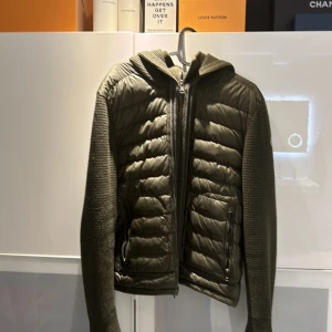Moncler cardigan  - Säljer nu en skit snygg moncler cardigan. Har kvitto. Perfekta vår jackan. Säljer denna för den då den var för kort. Har du någon fråga skriv i dm.
