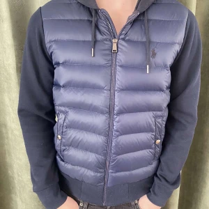 Ralph lauren cardigan! - Säljer nu min sjukt fräscha Ralph lauren cardigan då den känns lite för liten för mig! haft den i typ två månader, skick 9/10, Priset går att diskutera