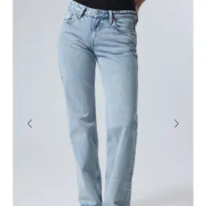 2 Arrow jeans från weekday   Endast använda få gånger Storlek: 24/30 på bägge 💙🩵🩶 400kr för bägge  TRYCK EJ PÅ KÖP NU UTAN LÄGG PRISFÖRSLAG‼️‼️