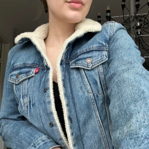 Levis jacka  - Fodrad levisjacka. Bra skick. Frakt tillkommer 