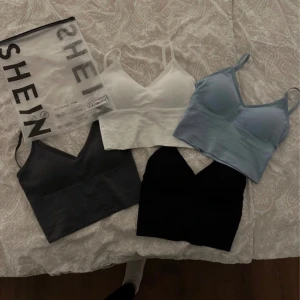 4-pack tränings-bhar - Jättefina tränings-bhar! Endast testade. Det är ilägg i alla som man kan se på första bilden, jag har inte ilägg i på bilderna på mig då jag tyckte det såg bättre ut utan dom.