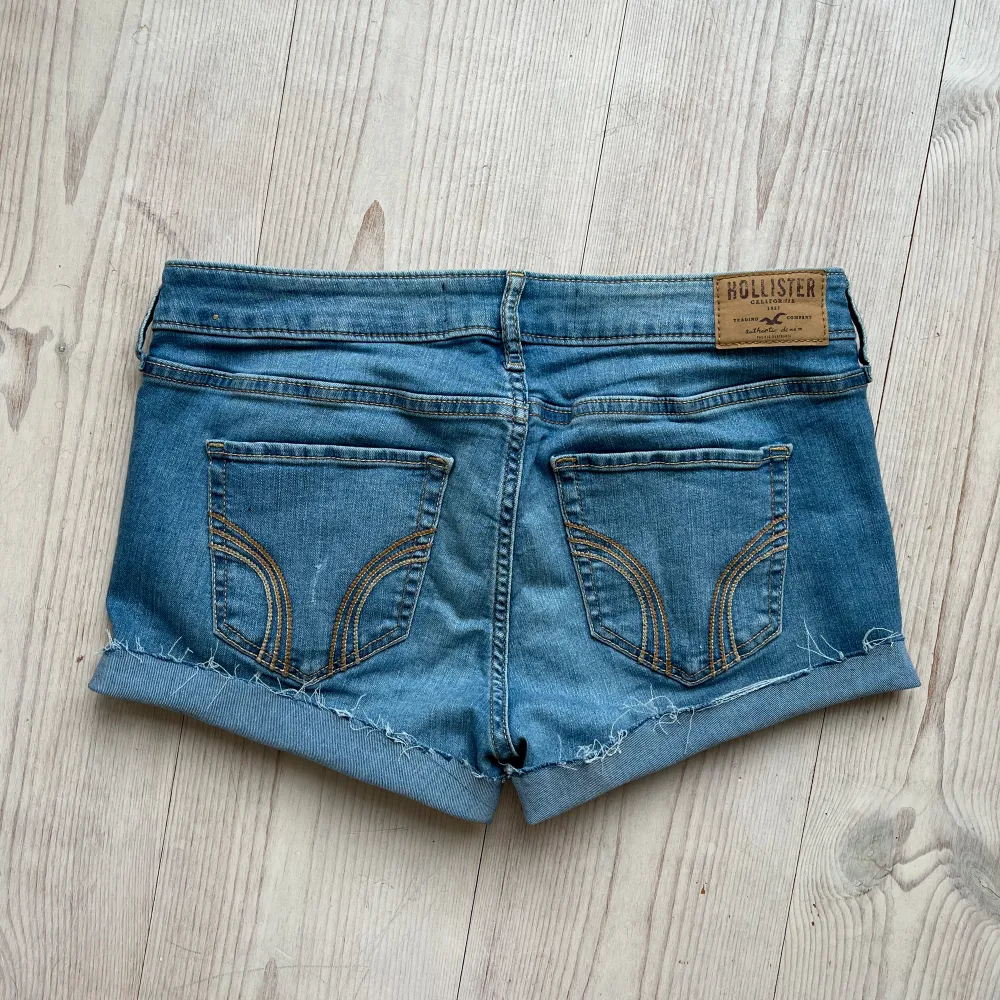 Ljusblå lågmidjade jeansshorts från Hollister i storlek W28 L33 som jag har gjort om från ett par byxor. Tvärs över midjan är det ca 39 cm. Passar mig som brukar ha S eller M. Fint skick. Använd gärna köp nu!. Shorts.