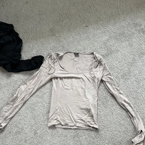 Gina tröja - En jättefin tröja med utsvängda armar som jag inte använder för att färgen inte passar mig