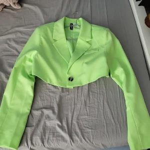 grön croppad kavaj - croppad kavaj i ljusgrönt😇 storlek XS men passar perfekt på S oxå😇 använd endast 1 gång😇