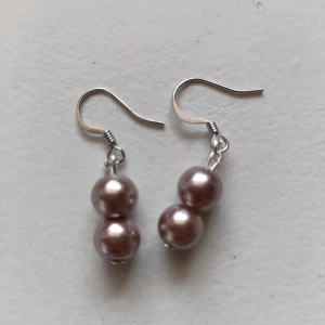 Örhängen - Jättefina pärlörhängen. Inte testade på men om man vill se dem på så kan man skriva det. Skriv gärna innan köp eller vid frågor💗