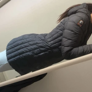 Parajumpers stl S Marinblå - En fin parajumpers dun jacka i stl S Marin blå. Jätte fin! Dock finns det ett litet hål som jag tillfälligt täckt med sports tejp, mindre än 1cm. Det finns dock tyg tejp i marin blå som man kan köpa och göra hålet osynligt! Ord pris 5500kr 