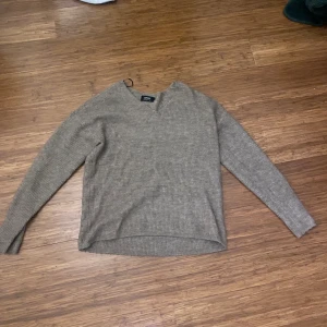 Brun vila tröja  - Jätte fin vila tröja, säljer då jag inte hittat användning för det. Den är lite nopprig kolla (bild 3)