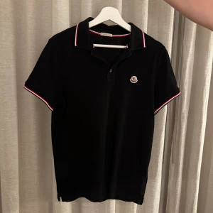 Moncler pike  - Säljer nu min moncler pike då den inte används längre. Storlek M Skick, nyskick knappt använd. Nypris 2999kr