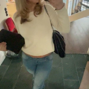 Stickad beige tröja!! - Säljer denna stickade tröja från vero moda!! Den är i jättefint skick! 