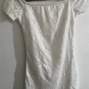 Vit sommarklänning  - Fint skick, använd 1 gång, vacker klänning från Gina tricot.  Pris kan diskuteras vid snabb affär 