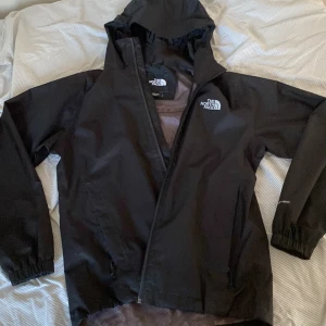 North face jacka  - Hej jag säljer min regnjacka, som är i utmärkt skick och knappt använd. Jackan är perfekt för regniga dagar då den är vattentät. Den är av hög kvalitet och de går att justera huvan
