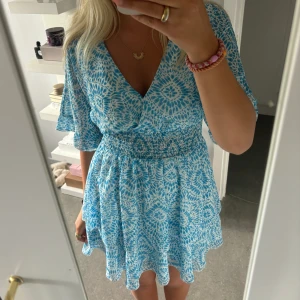Känning - Så fin klänning säljer då ja har för många, endast använd en gång så i nyskick😇😇perfekt till midsommar