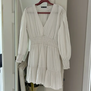 Fin klänning!☀️ - Jag säljer min fina vita sommarklänning från zara. Passar perfekt till midsommar, student eller skolavslutning. ☀️Den är i mycket bra skick och den är i storlek M, men jag skulle säga att den är mer S. 50% linnetyg.