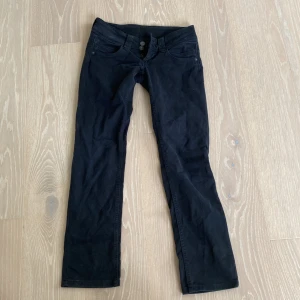 Fina Peps jeans  - Säljer super fina blå/svarta Pepe jeans. Storlek 27/32. Köpt begangnat men var lite för stora. Säljer för 200kr.🥰