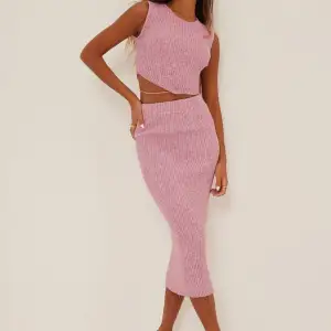 En super fin slutsåld rosa kjol från NA-KD som är perfekt nu till sommaren!💗💗 Kjolen är aldrig använd endast testad hemma och är i storlek S. 