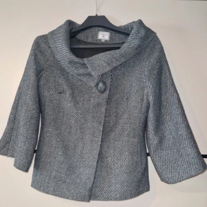 Jacka  - Jötte snygg jacka med trekvartsärm 