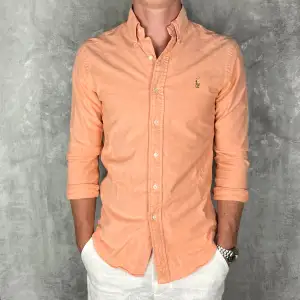 Vi säljer nu denna Ralph Lauren skjortan! Perfekt till sommaren😍⛱️ Storlek:S Färg: Pastell Orange Modellen är 180 cm lång, väger 70kg! Nypris 1 699kr. Skriv vid frågor och funderingar🙌