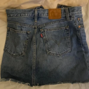 Jeanslkjol - Säljer denna jötte fina oanvända Levis jeanskjol i storlek 25, tyvärr är den alldeles för stor på mig❤️