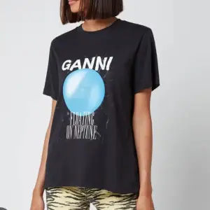 Jättefin t-shirt från Ganni. Sparsamt använd så i bra skick. Nypris ca 1000kr. Skriv för fler bilder eller frågor! 💞💞