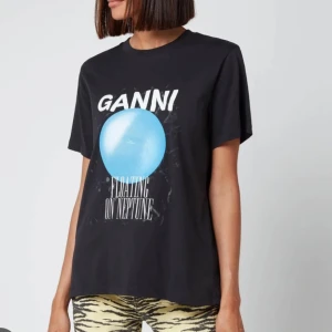 Ganni t-shirt - Jättefin t-shirt från Ganni. Sparsamt använd så i bra skick. Nypris ca 1000kr. Skriv för fler bilder eller frågor! 💞💞