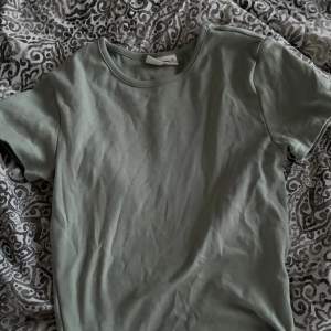 En grön basic t shirt ifrån ginatricot! använd en gång! 