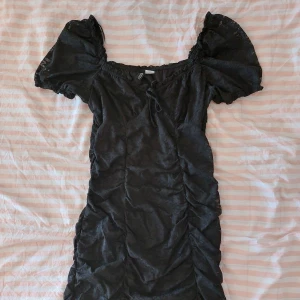 Söt klänning - En väldigt söt klänning från H&M i storlek S! Använd men i bra skick :) Säljer då den tyvärr inte passar in med hur jag klär mig nu </3