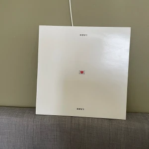 Hov1 skivfodral - Skivfodral till en Hov1 LP-skiva (obs själva skivan är inte med!). Köpt på signering 2018, på baksidan ser man numret från kön. Fin att ha på väggen som dekoration❤️