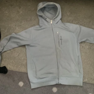 Sailracing hoodie zip - Den är i bra skick  9/10 den var för stor i storleken storlek M 