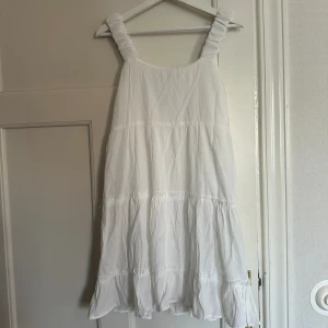 Vit klänning - Jätteskön och luftig klänning✨🤍 Köpt utomlands och aldrig använd!