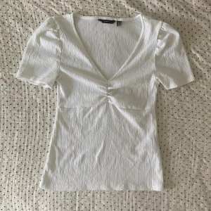 Vero moda blus - Denna söta topp från Vero Moda! Bra skick 💓 använd gärna köp nu!