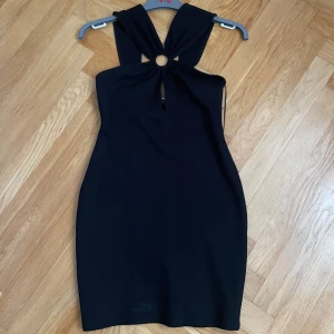 Svart miniklänning från Zara - Supersnygg miniklänning från Zara som är perfekt under sommaren, både t vardags och till fest. Aldrig använd med tagg kvar så skicket är som nytt! 