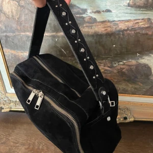 Väska i mocka med silverdetaljer | fint skick - Väska i mocka med silverdetaljer i fint skick utan fel. Skicka dm för fler bilder! 