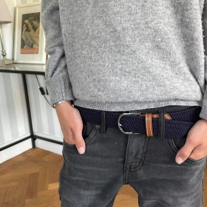 Mörkblått flätatbälte - Säljer mörkblått flätatbälte till vårt företag, vi har flera i lager😊 Säljer för endast 89kr