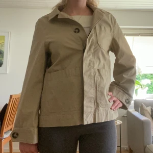 Beige kappa - Säljer denna fina beiga jacka/kappa i jättebra skick, den går att bära på olika sätt som jag visar🥰 